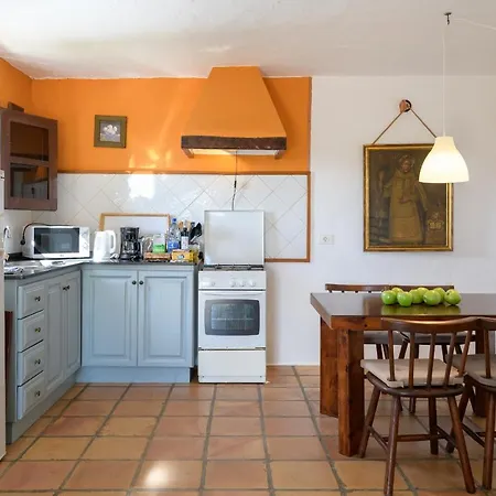 迪维索斯旅馆 *